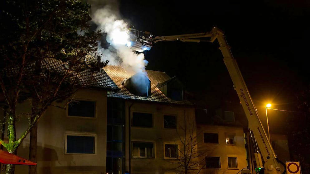 Am Dienstagabend brach im Dachgeschoss eines Mehrfamilienhauses in Baar ein Brand aus. Die Einsatzkräfte konnten die Flammen löschen. Die Bewohner des Hauses konnten sich retten.