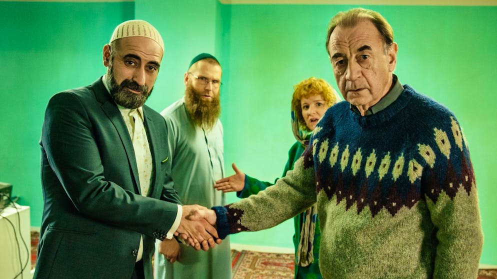 Das sind die Serien-Hits im Dezember. Pfarrer Martin (Dietrich Siegl, rechts) kann es kaum glauben: Seine Kirche soll geschlossen werden, während die Moschee um Hodscha Hadschi Hamid (Özgür Karadeniz, links) sogar ausgebaut werden soll. Ein grosser Konflikt bahnt sich an. Die Culture-Clash-Komödie «Amen Saleikum – Fröhliche Weihnachten» strahlt SRF 1 am 8. Dezember aus.