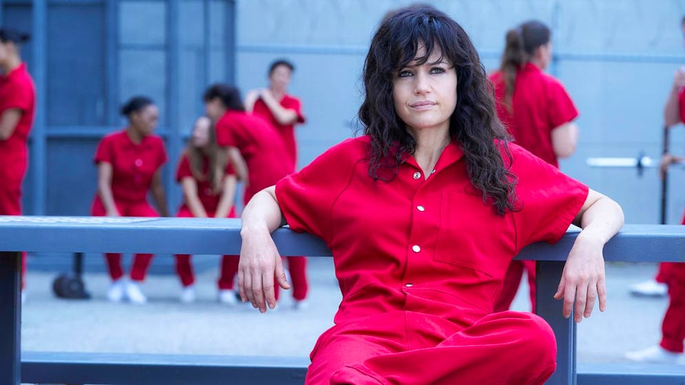 Das sind die Serien-Hits im Dezember. Eigentlich hatte die Meisterdiebin Daisy «Jett» Kowalski (Carla Gugino) nach der Gefängnisentlassung ihrer Tochter zuliebe ihr Karriereende beschlossen. Nur ein letzter grosser Coup soll es noch sein. Einziges Problem: Ihr Komplize Quinn (Mustafa Shakir) sitzt noch hinter Gittern. Die Thriller-Serie «Jett» läuft ab 6. Dezember auf Sky Atlantic HD (über Teleclub empfangbar).