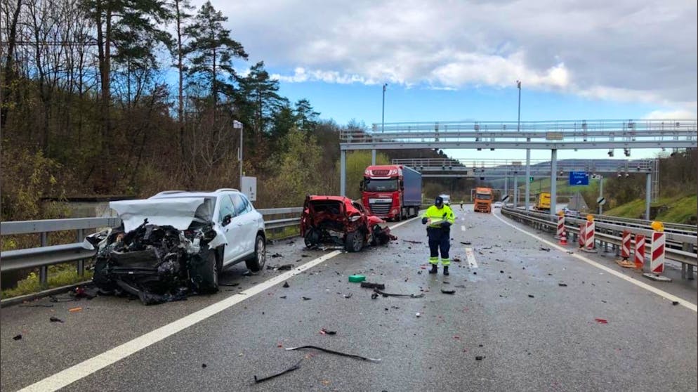 Unfall vor dem Bözbergtunnel – die Kapo Aargau ist vor Ort.