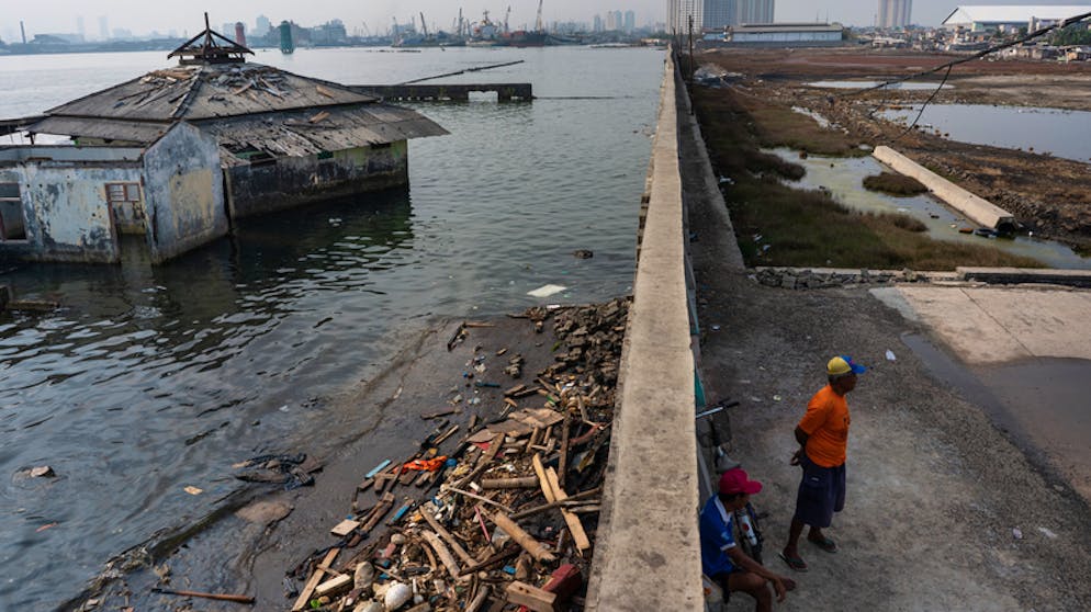 Eine verlassenen Moschee jenseits einer Schutzmauer in Muara Baru, North Jakarta, Indonesien. 2005 hat man die Moschee dem Meer überlassen. Das war, noch bevor die Schutzmauer gebaut wurde.