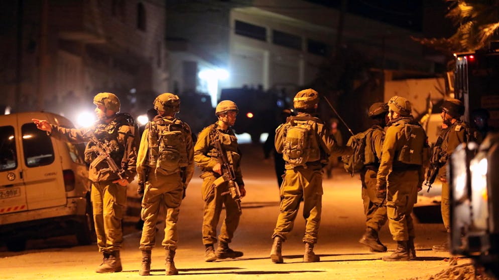 Israelische Soldaten bringen sich in der israelischen Siedlung Biet Kahel im besetzten Westjordanland in Position, während die Armee die Häuser der mutmasslichen palästinensichen Attentäter zerstört.