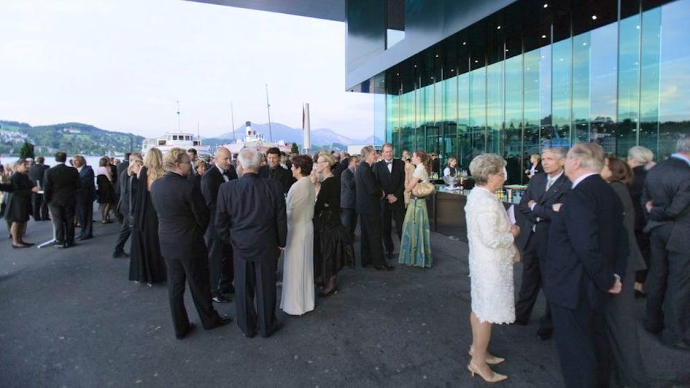 Konzertbesucher vor dem KKL in Luzern. Schweizer Privathaushalte haben 2017 knapp 16 Milliarden Franken für Kultur ausgegeben – mehr als fünf Mal so viel wie Bund, Kantone und Gemeinden. Die Privatausgaben für Kultur stiegen sogar leicht stärker als die allgemeinen Haushaltsausgaben. (Archivbild)