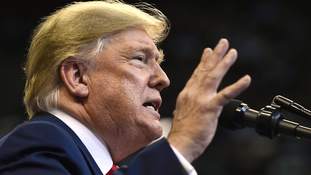 US-Präsident Donald Trump hat die vom Kongress beschlossenen Gesetze zur Unterstützung der Demokratiebewegung in Hongkong unterzeichnet. (Foto: Susan Walsh/AP Keystone)
