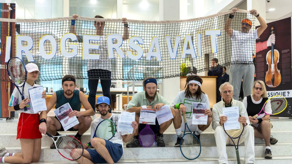 Klimaaktivisten protestierten im November 2018 in Lausanne, Genf und Basel gegen die «klimaschädliche Investitionspolitik der Schweizer Grossbanken». Im Bild die Aktion bei der Credit Suisse in Genf. (Archivbild)