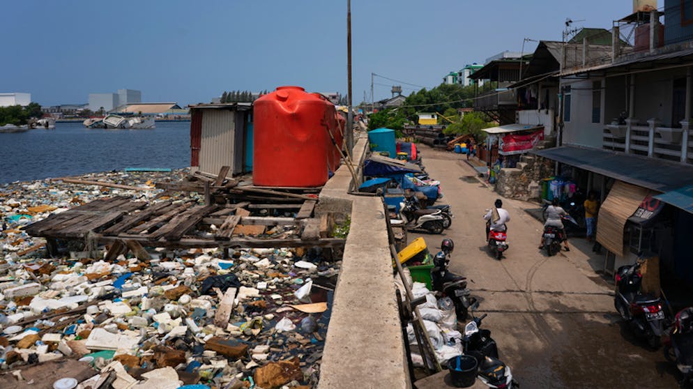 Eine Mauer, soll das Viertel Muara Baru, schützen. Das Gebiet liegt unter dem Meeresspiegel und ist häufig von Überschwemmungen betroffen.