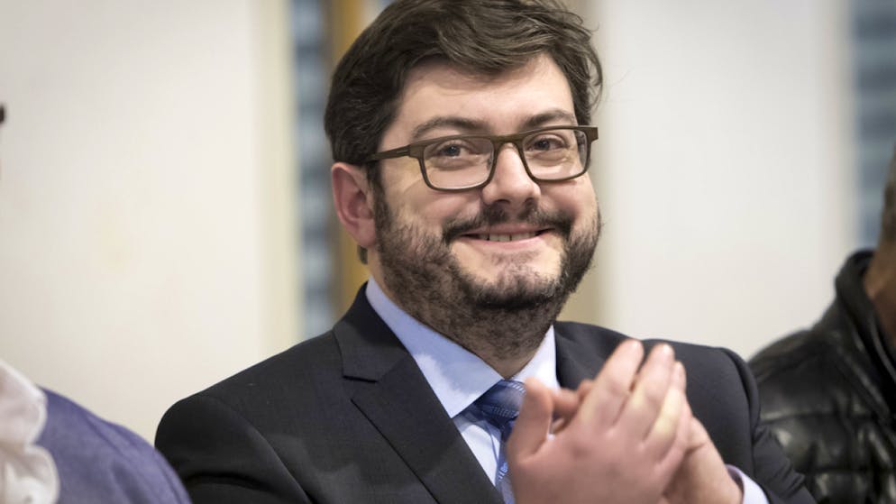 Der neu gewählte Präsident der FDP Waadt, Kevin Grangier, am Donnerstagabend an der DV seiner Partei in Palézieux.