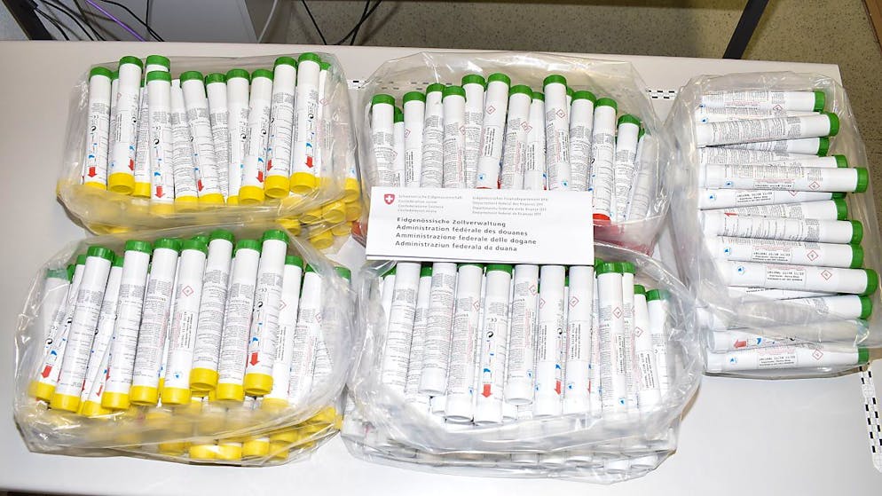 Ein 18-jähriger Mann aus dem Kanton Bern hat in Kreuzlingen unter anderem 250 Pyro-Fackeln über die Grenze geschmuggelt – und wurde erwischt.