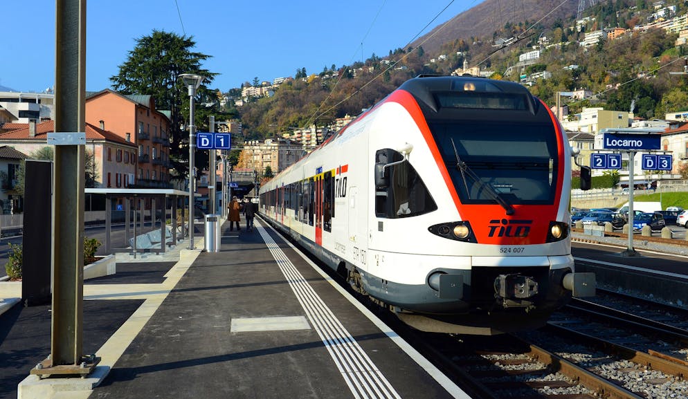 Un treno TILO fermo alla stazione di Locarno.