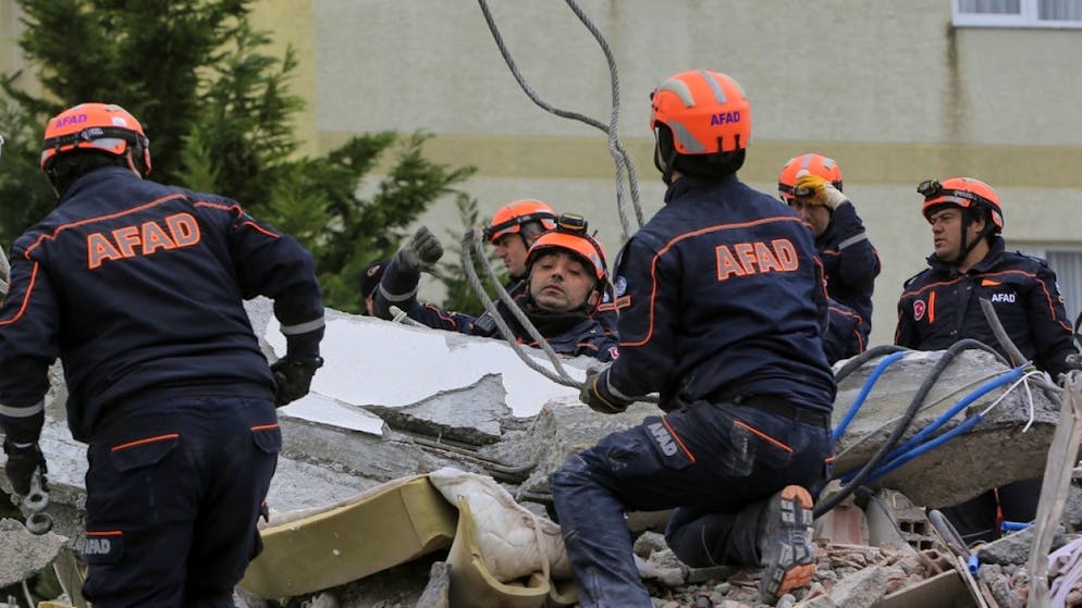 Türkische Rettungsteams suchen nach dem schweren Erdbeben in Albanien nach Verschütteten in Durres.