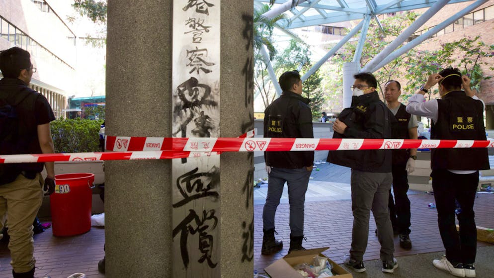 Die Polizei sperrt den Eingang zur Polytechnischen Universität ab.