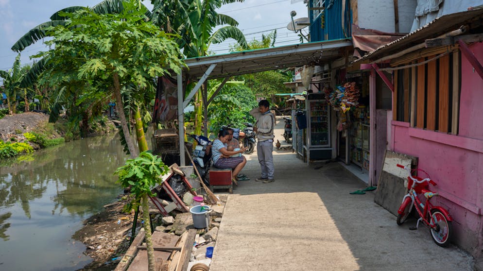 Alltag in Kampung Tongkol, North Jakarta, Indonesien. Kampung Tongkol ist ein dörfliches Viertel und liegt am Fluss Ciliwung. Die Bewohner in einem 5 Meter breiten Streifen am Flussufer sollen umgesiedelt werden.