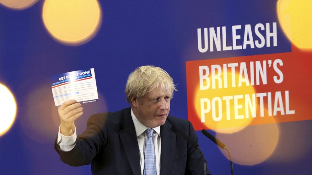 Der britische Premierminister Boris Johnson kann einer Umfrage zufolge bei der Wahl im Dezember mit einer deutlichen Mehrheit rechnen.