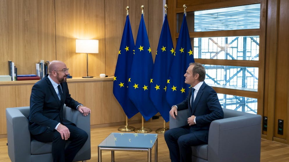 Der abtretende polnische EU-Ratspräsident Donald Tusk (r.) im Gespräch mit seinem belgischen Nachfolger Charles Michel (l.).