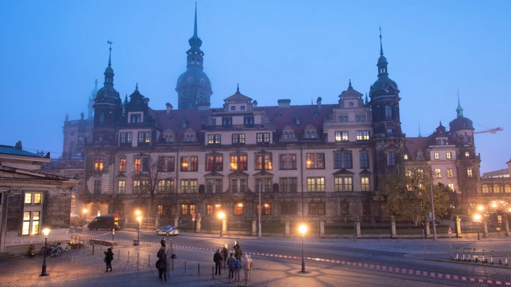 Das Residenzschloss mit dem Grünen Gewölbe ist für Besucherinnen und Besucher wieder offen. In der Schatzkammer Grünes Gewölbe hingegen sind noch Reparaturarbeiten nötig. (Archivbild)
