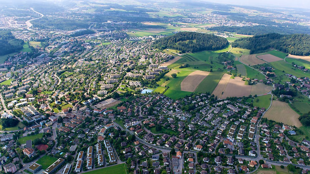 5,6 Prozent der Gesamtfläche der Schweiz sind Bauzonen. Das revidierte Raumplanungsgesetz möchte verhindern, das ausserhalb von Bauzonen zu viel gebaut wird. Die neusten Zahlen zeigen jedoch, dass der Landverbrauch dort weiter zunimmt, wenn auch etwas weniger schnell. (Archivbild)