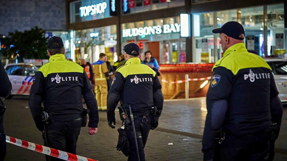 Nach einem Stichwaffenangriff in Den Haag waren Einsatzkräfte gefragt.