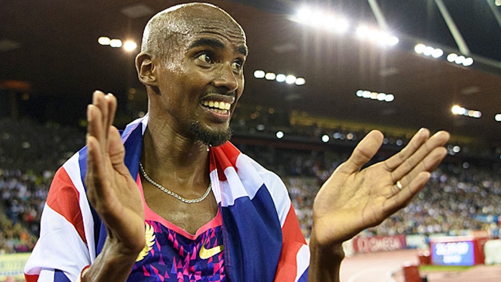 Mo Farah posiert für die Fotografen.