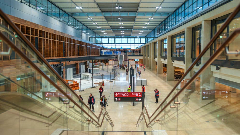 Noch gibt es viel zu tun: Das Terminalgebäude des neuen Berliner Flughafens Berlin Brandenburg Willy Brandt (BER). (Archivbild)