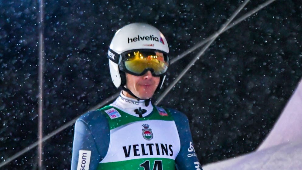 Solider Auftakt im winterlichen Nordfinnland: Simon Ammann qualifizierte sich mit einem Sprung auf 130 m sicher für den Weltcup am Samstagabend in Kuusamo.