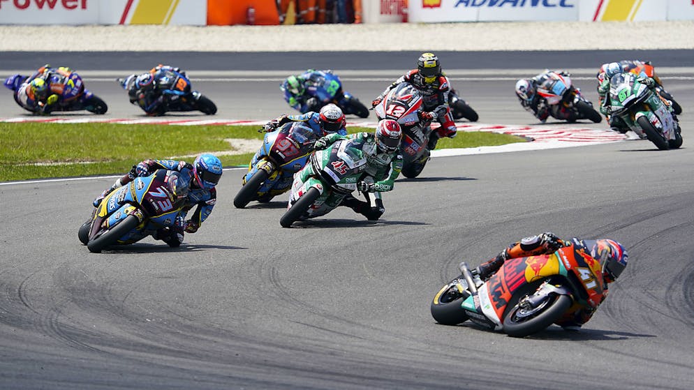 Lüthi Dritter, Alex Marquez Weltmeister. Tom Lüthi (Nummer 12) im Rennen in Sepang auf der Verfolgung von Alex Marquez (73) und Brad Binder (41)