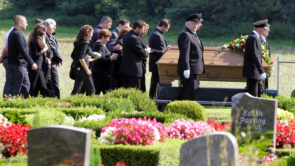 Eine Beerdigung eines Jugendlichen nach einer Schiesserei zwischen Mafia-Clans in Duisburg im jahr 2007. (Archivbild)