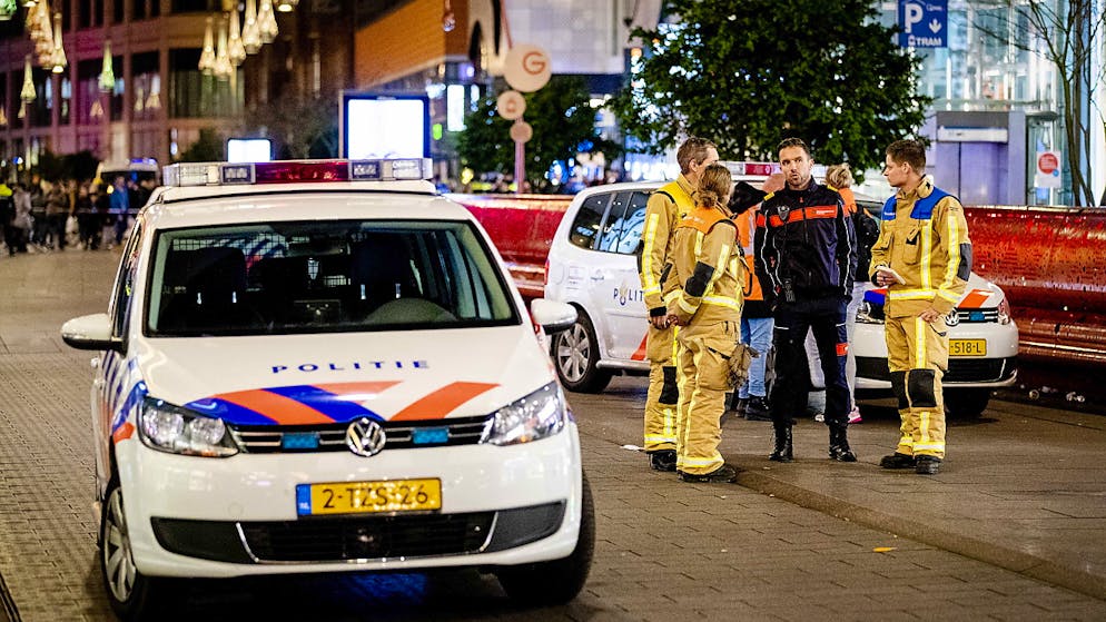 Nach der Messerattacke in Den Haag geht die Fahndung nach dem flüchtigen Täter mit Hochdruck weiter.