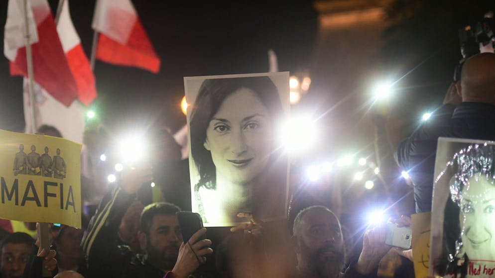 Demonstranten vor dem Büro des Ministerpräsidenten Joseph Muscat halten ein Bild der ermordeten Journalistin Daphne Caruana Galizia, die über Korruption in Malta berichtet hatte. 