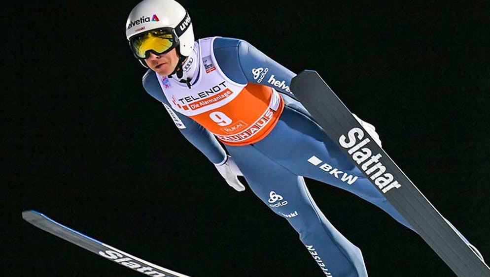 Stilistisch einwandfrei: Simon Ammann im Nachthimmel von Kuusamo.