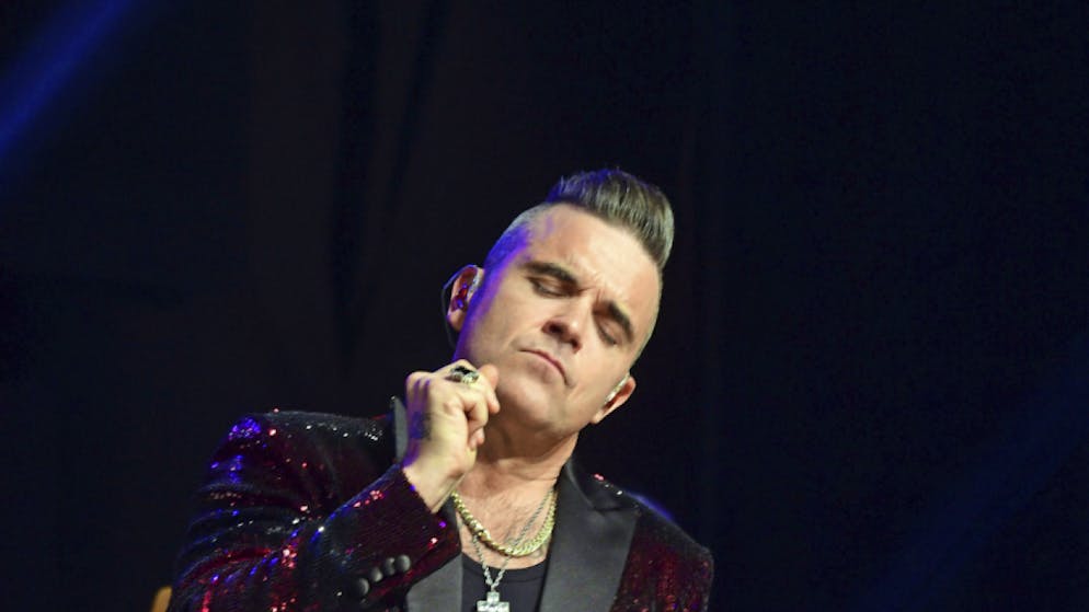 Der britische Sänger Robbie Williams hat für kommendes Jahr ein Benefizkonzert in seiner Heimatstadt angekündigt. (Archivbild)