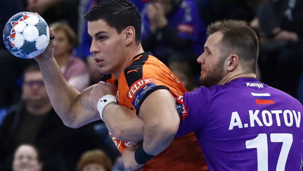 Auch Medwedi Tschechow vermochte die Kadetten Schaffhausen, hier mit Luka Maros am Ball, nach Rückstand noch zu stoppen.