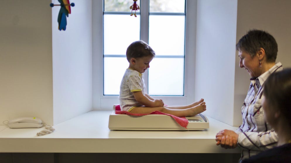 Wächst und nimmt das Kind zu im gleichen Rahmen zu wie Altersgenossen? Die WHO-Referenzwerte führen womöglich zu Fehldiagnosen. (Symbolbild)