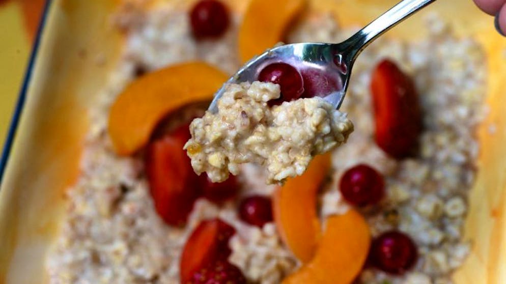 Körner sind eine wichtige Grundlage. Trend-Frühstück: Aus Haferflocken oder Hafermehl wird zum Beispiel Porridge gemacht.