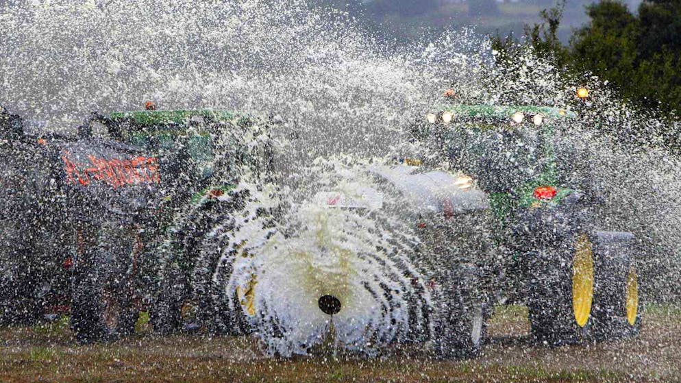 Französische Bauern sprühen aus Protest gegen fallende Preise Milch auf ein Feld. (Archivbild)
