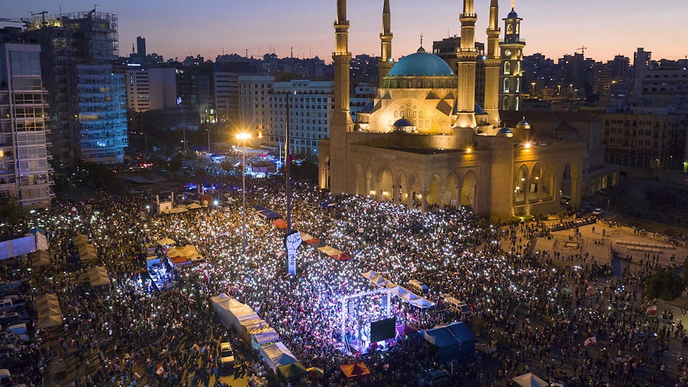 Le strade di Beirut affollate di manifestanti