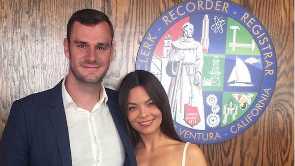 Gaben sich das Ja-Wort: Der Sohn von «Playboy»-Gründer Hugh Hefner, Cooper Hefner, und die britische Schauspielerin Scarlett Byrne («Harry Potter») vor einem Standesamt im kalifornischen Bezirk Ventura County.
