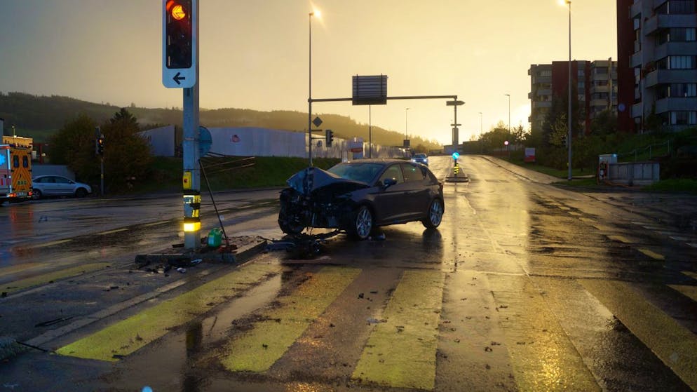 Die Lenkerin prallte in die Lichtsignalanlage in Rotkreuz.