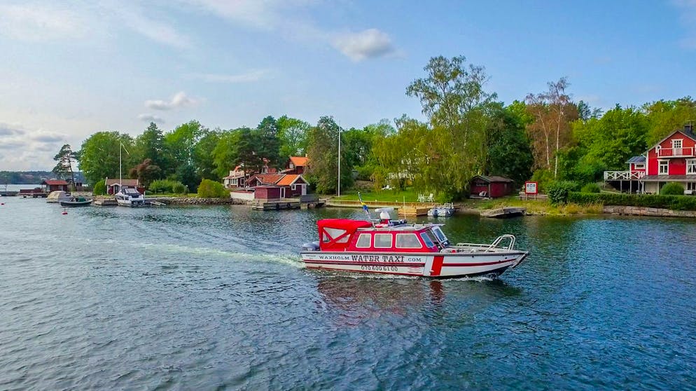 Moderne Wikingerfahrt – mit allem Komfort. Wassertaxis verbinden die malerischen Schären-Insel miteinander.