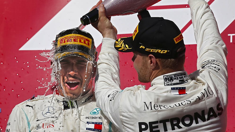 Hamilton jetzt sechsfacher Weltmeister. Eine verdiente Dusche für den neuen und alten Weltmeister (links) von Teamkollege Valtteri Bottas