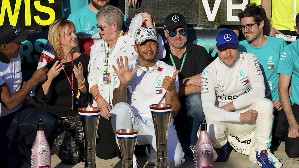 Hamilton jetzt sechsfacher Weltmeister. Lewis Hamilton (Mitte) feiert mit Team und Familie