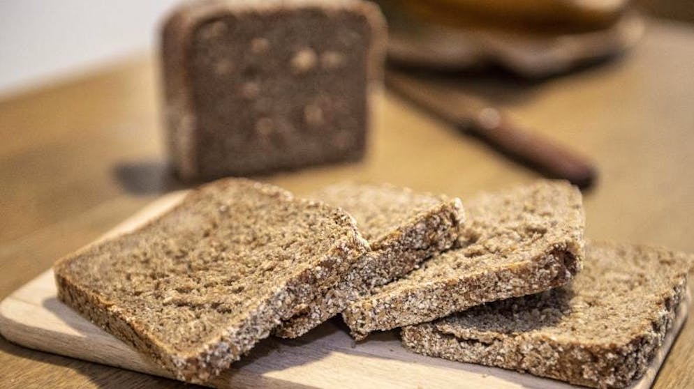 Körner sind eine wichtige Grundlage. Tagesration: Experten empfehlen 30 Gramm Ballaststoffe pro Tag – das entspricht etwa vier Scheiben Vollkornbrot. F