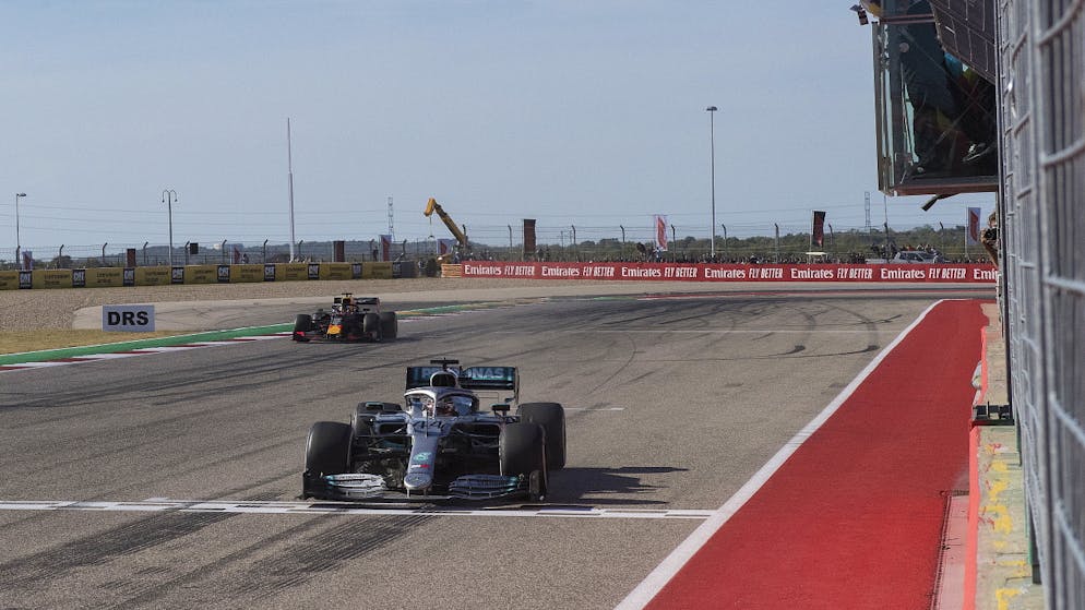 Hamilton jetzt sechsfacher Weltmeister. Der Moment, in dem Lewis Hamilton seinen sechsten WM-Titel perfekt macht: Zieldurchfahrt in Austin