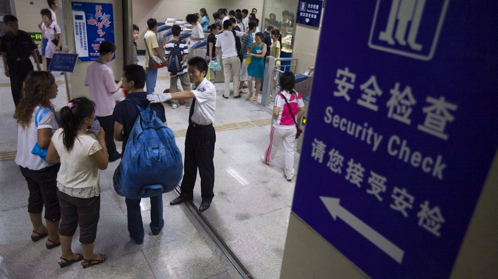 Sicherheitskontollen gehören für Fahrgäste der Pekinger U-Bahn zum Alltag (Archivbild).
