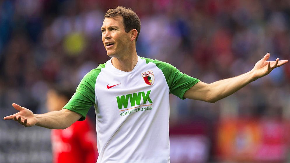 Augsburg-Verteidiger Stephan Lichtsteiner trifft gegen Schalke ins eigene Tor.
