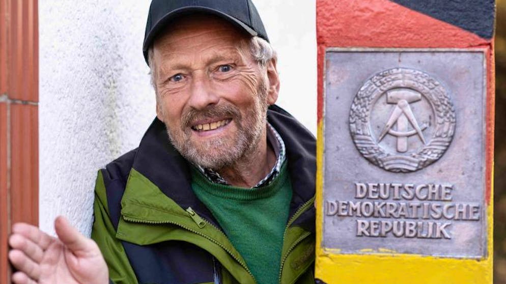 Der ehemalige Zöllner Manfred Gille zeigt eine Grenzsäule der DDR am Grenzmuseum Sorge.