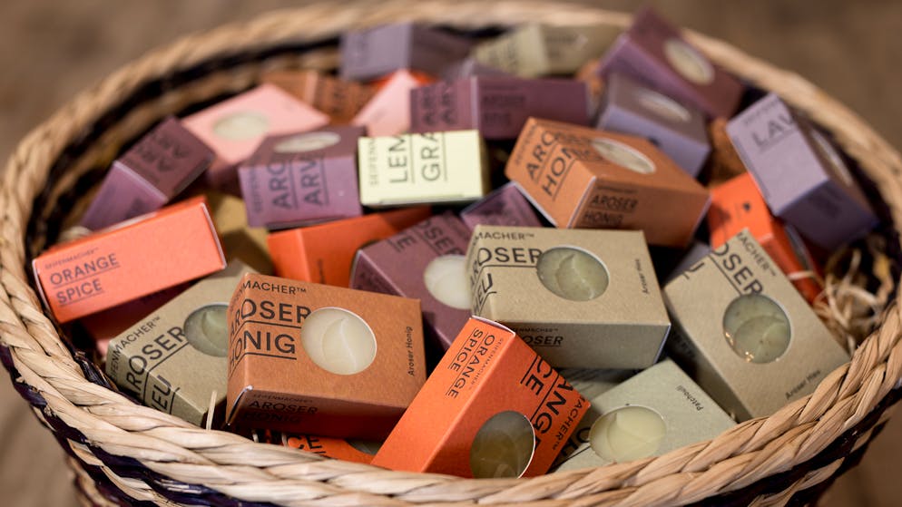 Seine ersten Seifen-Experimente machte Beat Urech in seiner Küche: «Bis ich endlich eine Seife in der Hand hatte, die so duftete und schäumte, wie ich mir das vorstellte, dauerte es fast ein Jahr.»