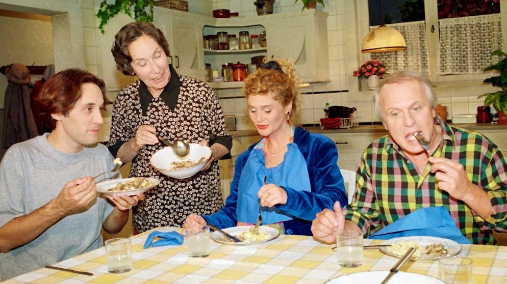 Oktober 1996: Szene aus der ersten Staffel der Schweizer Sitcom «Fascht e Familie» mit Martin Schenkel als Flip, Trudi Roth als Tante Martha, Hanna Scheuring als Vreni Hubacher und Walter Andreas Müller als Hans Meier (vlnr).