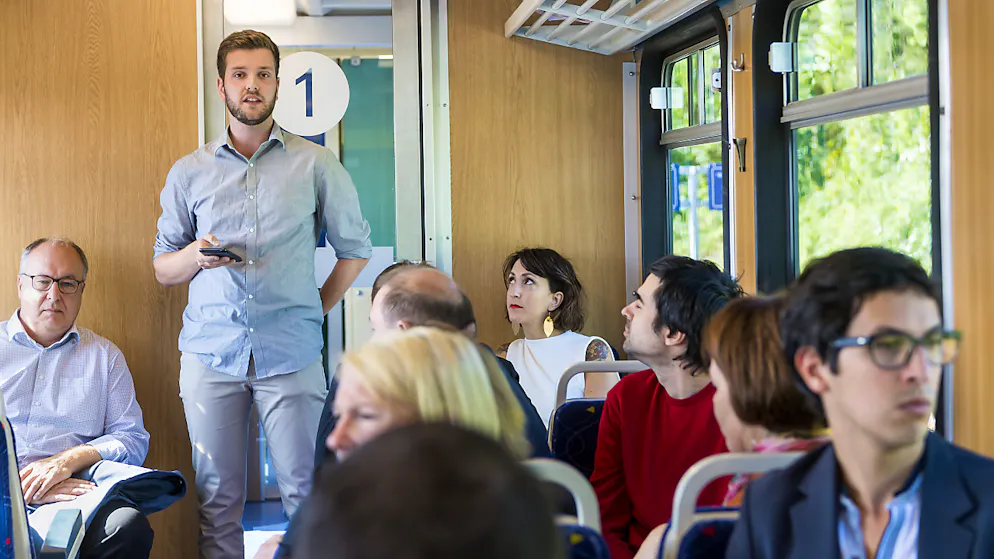 Romain Pilloud, debout, est le nouveau secrétaire général de l'ATE Vaud (archives).