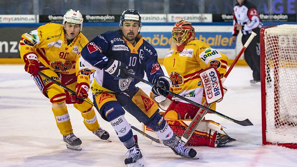 Zugs Stürmer Jérôme Bachofner (vorne) fehlt der Schweizer Nationalmannschaft am Deutschland Cup in Krefeld (7. bis 10. November) aufgrund einer Handverletzung
