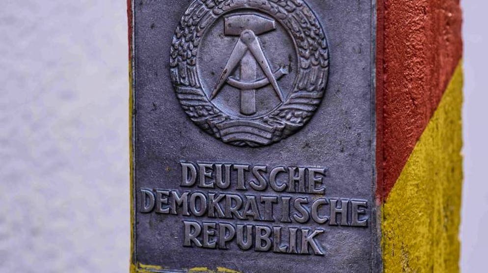 Eine Grenzsäule der DDR ist im Grenzmuseum Sorge zu sehen.